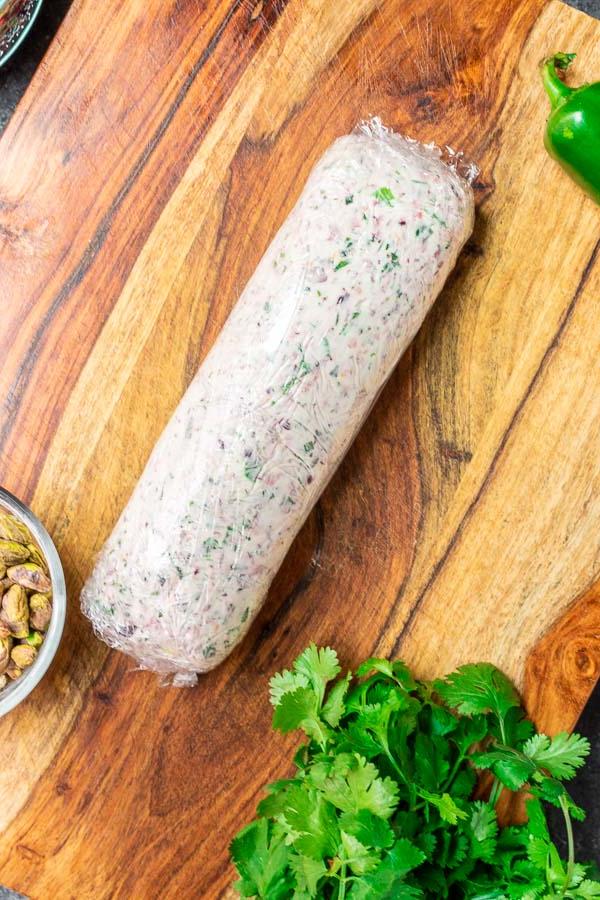Preiselbeer-Ziegenkäse-Rolle 6 Ziegenkäse-Log in Frischhaltefolie gerollt