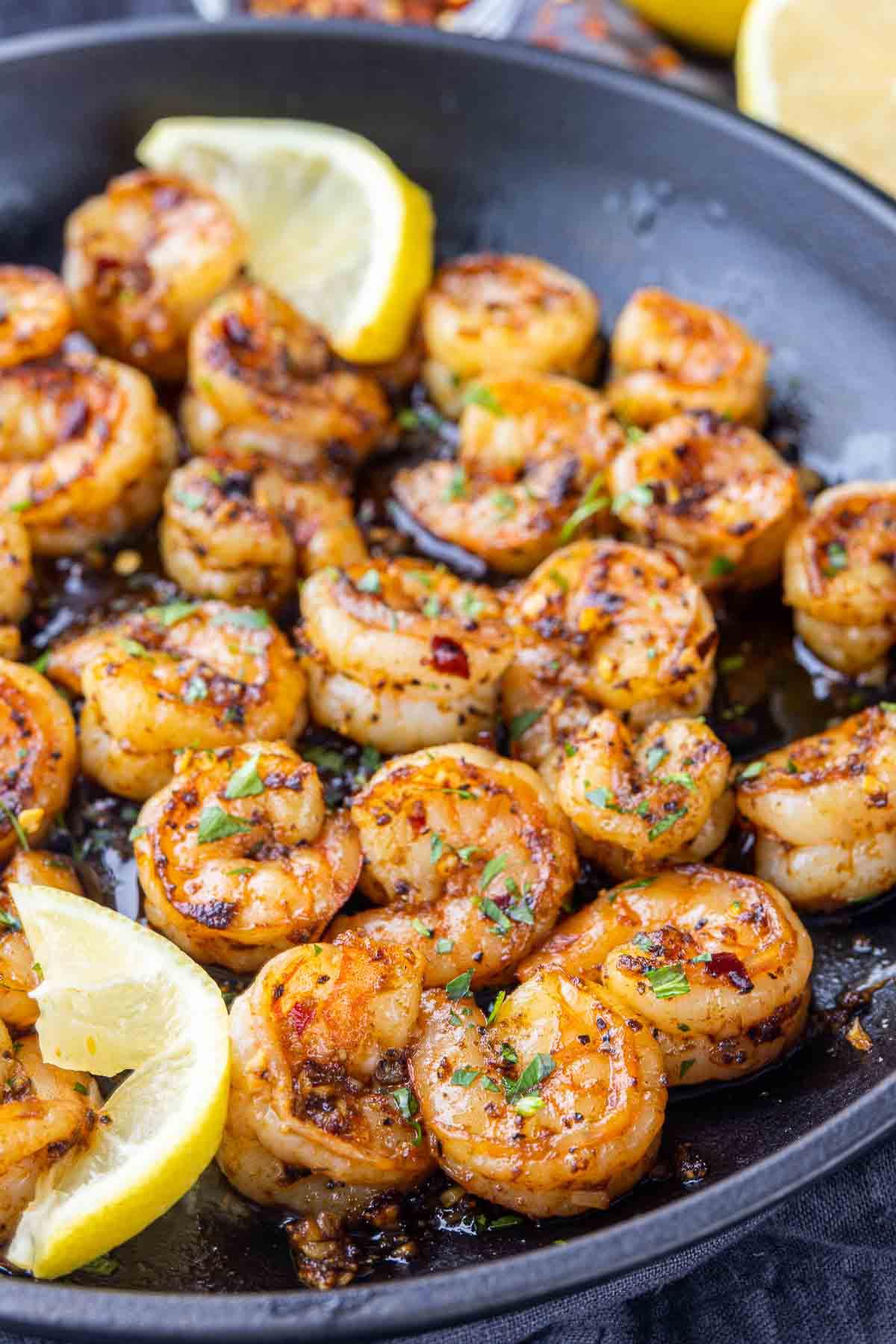 Gambas Pil Pil (Chili-Knoblauch-Garnelen) 6 Gambas Pil Pil in einem Chili-Knoblauch-Öl in einer Pfanne mit Zitrone