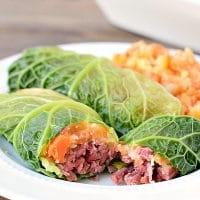 Corned Beef Krautwickel 2 Zwei Corned Beef Krautwickel auf einem Teller