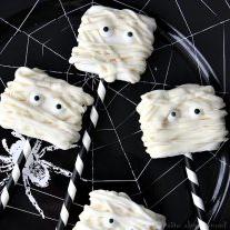 Mumien-Marshmallows 6 Dieses bezaubernde Halloween-Rezept für Mumien-Marshmallows ist super einfach zuzubereiten und benötigt nur geschmolzene Schokolade und große Marshmallows. Kinder werden dieses Halloween-Dessert lieben!