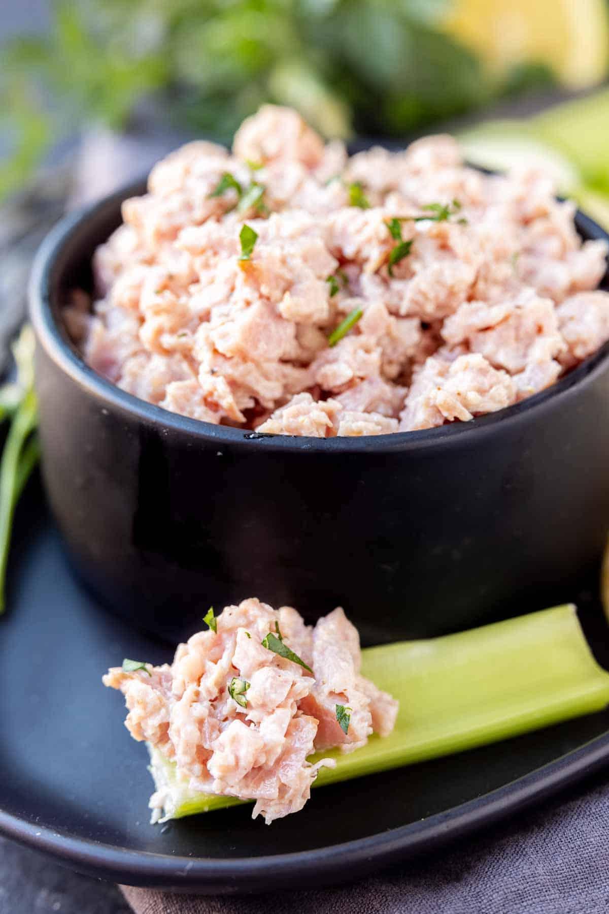 Teufelsschinken 6 Deviled Ham als Low-Carb-Aufstrich auf Selleriestangen