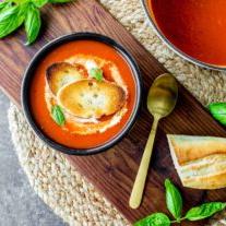 Einfache Geröstete Rote Paprika Suppe 6 Geröstete Paprika-Suppe im Topf und in der Schüssel