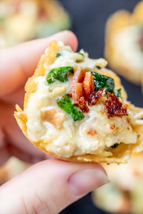 Keto Hähnchen-Artischocken-Dip 6 Der fertige Keto Hähnchen-Artischocken-Dip in der Auflaufform, bereit zum Servieren mit frischen Gemüsesticks