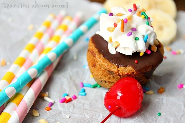 Bananensplit-Keksbecher 6 Diese einfachen Bananensplit Cookie Cups sind perfekt für Sommerpartys... oder einfach ein lustiges Dessert für Ihre Familie! Leckerer Keksteig in Tassen gebacken und gefüllt mit Schokolade, Bananenscheiben, Schlagsahne und natürlich einer Kirsche obendrauf. Wer braucht einen einfachen Eisbecher, wenn er einen Bananen-Eisbecher-Keksbecher haben kann!