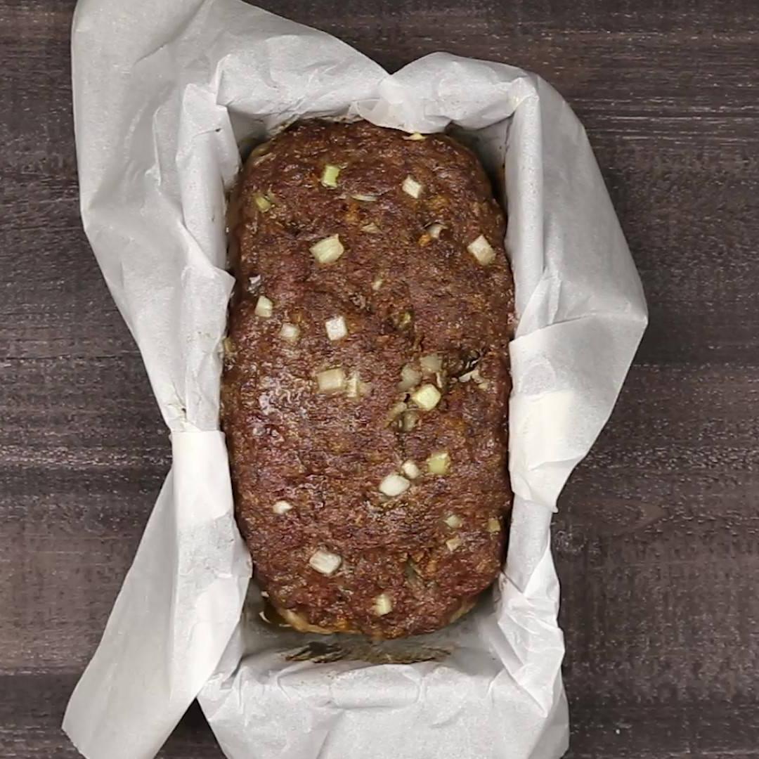 Keto Hackbraten – Low-Carb-Soulfood 6 Der rohe ketogene Hackbraten ruht nach dem Formen auf einem Holztisch, bereit zum Backen.