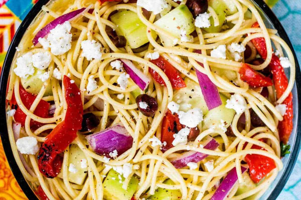 10 Nudelsalat-Rezepte: Frisch, Schnell & Lecker 6 Griechischer Spaghetti-Salat mit Feta, Oliven und gerösteter Paprika.