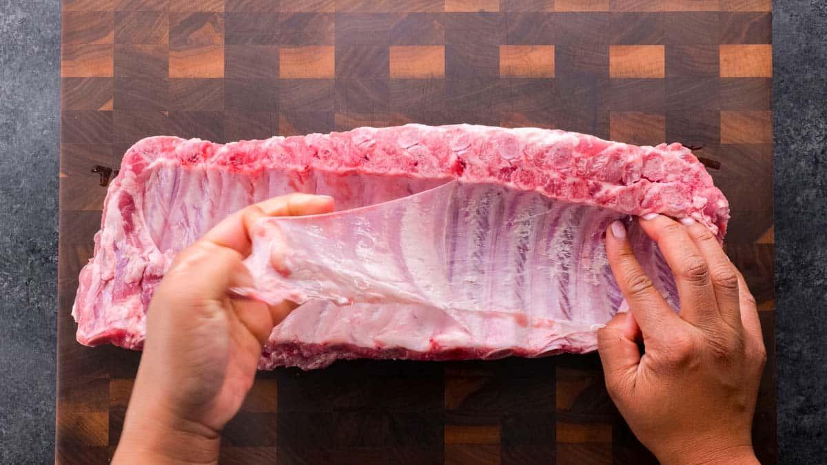 St. Louis Style Spareribs: Langsam gegarte Perfektion 6 Nahaufnahme eines St. Louis-Style Rippchens mit entfernter Silberhaut.