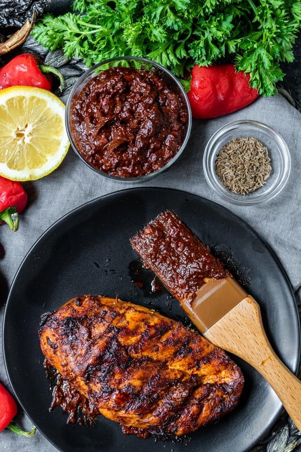 Harissa-Paste 6 Schale mit Harissa-Paste und Harissa-Hähnchen