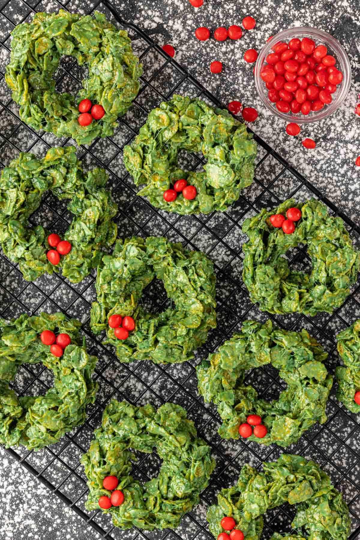Weihnachtskranzplätzchen 6 Cornflakes-Weihnachtskränze mit roten Zimtbonbons