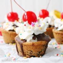 Bananensplit-Keksbecher 7 Bananensplit Cookie Cups mit Eis, Schokolade, Bananen und Kirsche