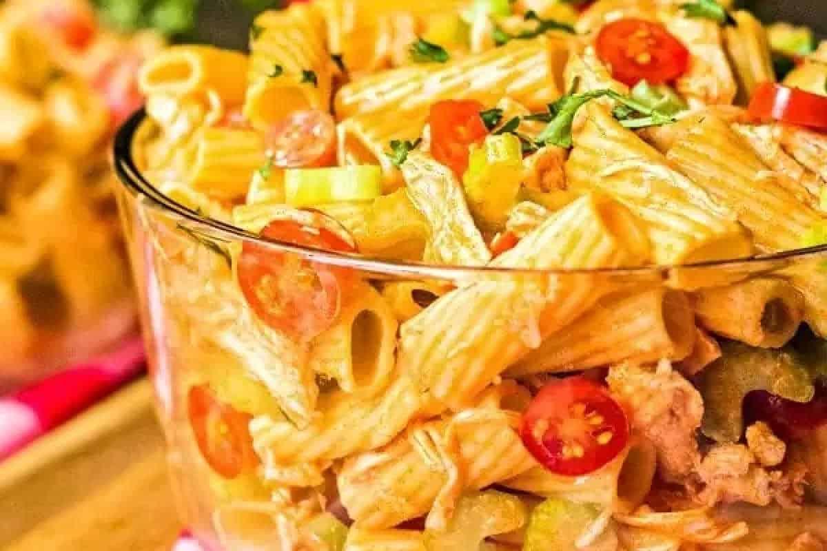 10 Nudelsalat-Rezepte: Frisch, Schnell & Lecker 7 Buffalo Chicken Nudelsalat mit würzigem Hühnchen und Ranch-Dressing.