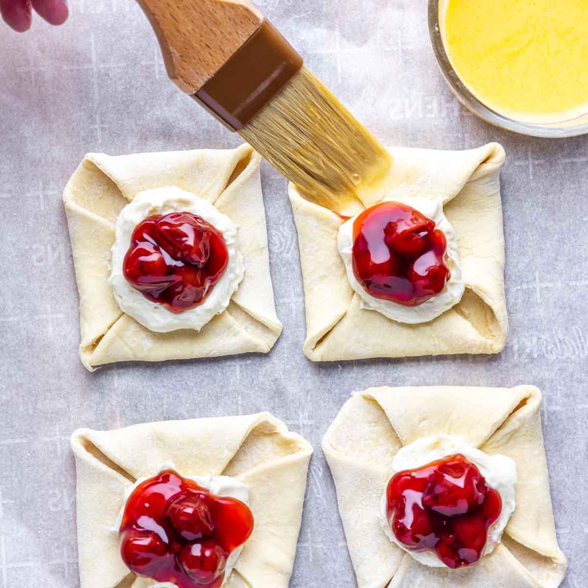 Einfacher Kirschplunder mit Frischkäse 7 Eistreiche auf Kirsch-Dänisch auftragen
