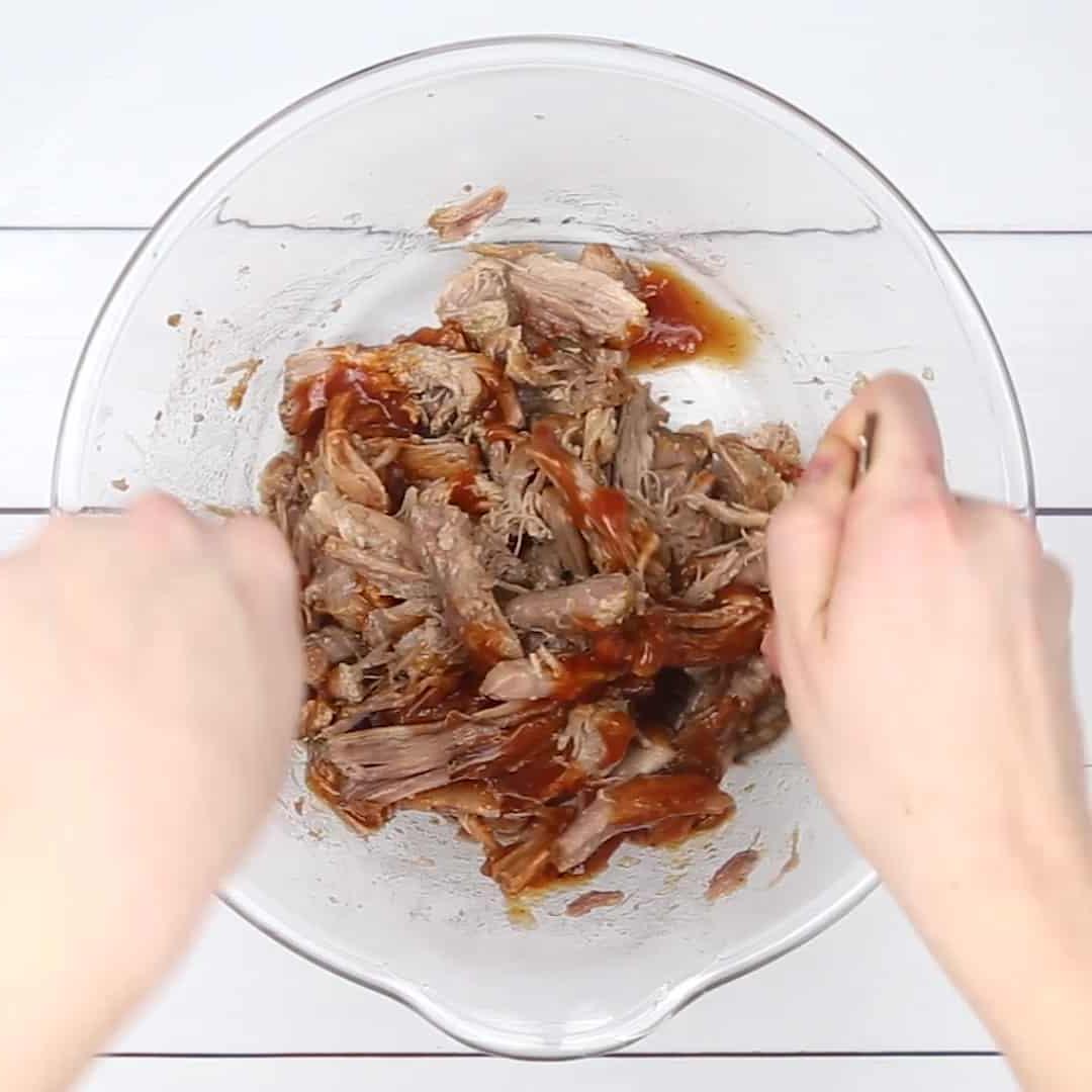 **Schnellkochtopf Pulled Pork** 7 Instant Pot Pulled Pork in einer Glasschüssel mit BBQ-Sauce