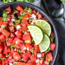 Salsa Fresca {Frische Tomatensalsa} 7 frisches Pico de Gallo mit Limettenscheiben als Garnierung