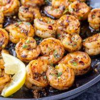 Gambas Pil Pil (Chili-Knoblauch-Garnelen) 7 Gambas Pil Pil in einem Chili-Knoblauch-Öl mit Zitrone