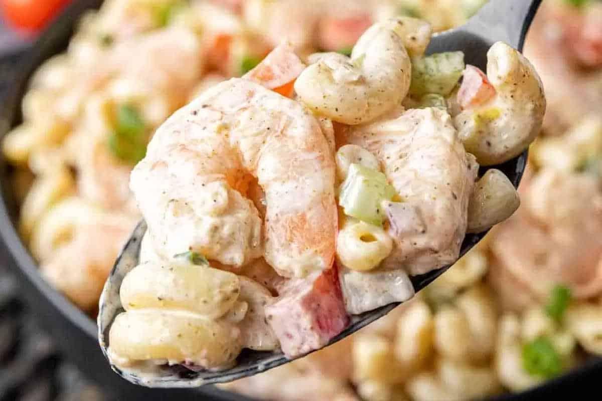 10 Nudelsalat-Rezepte: Frisch, Schnell & Lecker 8 Cremiger Garnelen-Nudelsalat mit Hörnchennudeln und frischen Garnelen.
