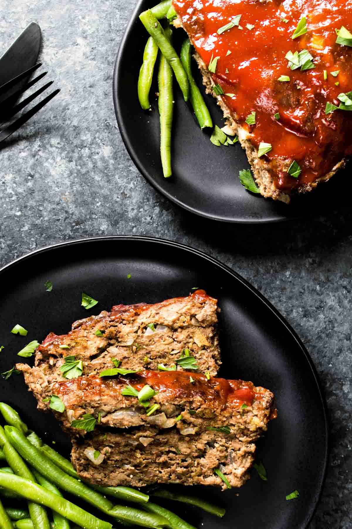 Keto Hackbraten – Low-Carb-Soulfood 9 Ein appetitlich angerichteter Teller mit einem Stück ketogenem Hackbraten und knackigen grünen Bohnen.