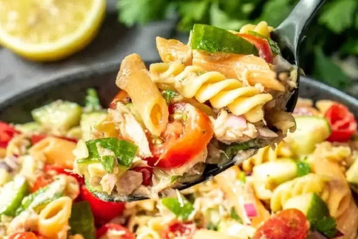 10 Nudelsalat-Rezepte: Frisch, Schnell & Lecker 9 Thunfisch-Nudelsalat vollgepackt mit frischem Gemüse und Kräutern.