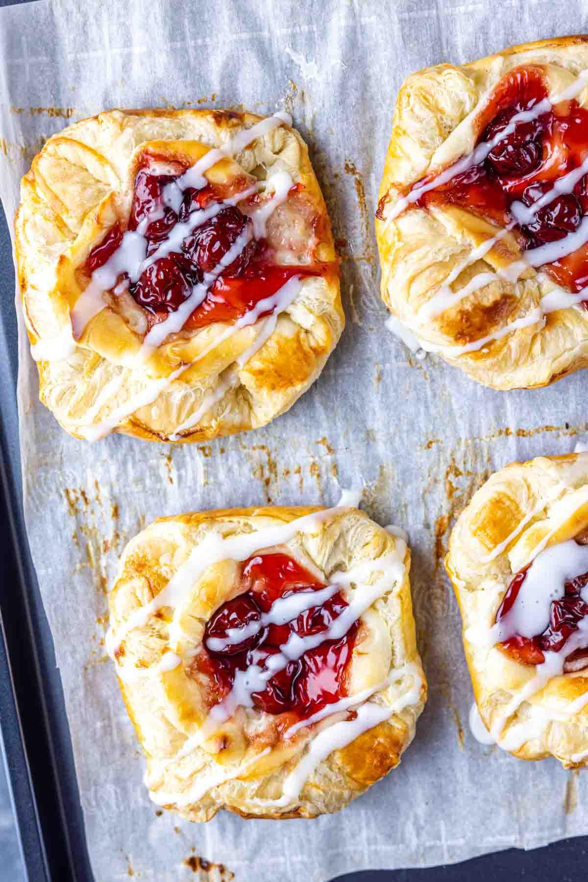 Einfacher Kirschplunder mit Frischkäse 9 Kirsch-Dänisch auf Backpapier mit Glasur