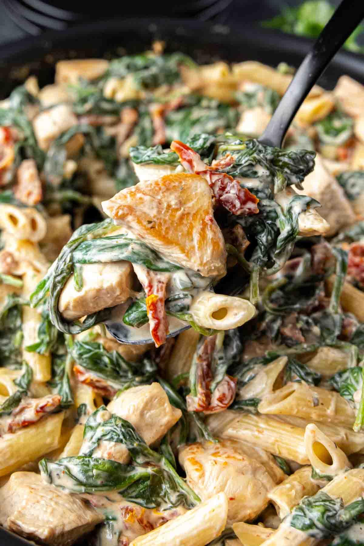 Cremige Florentiner Hähnchen-Pasta 9 Ein cremiger Hähnchen Florentiner Auflauf, Spinat und sonnengetrocknete Tomaten.