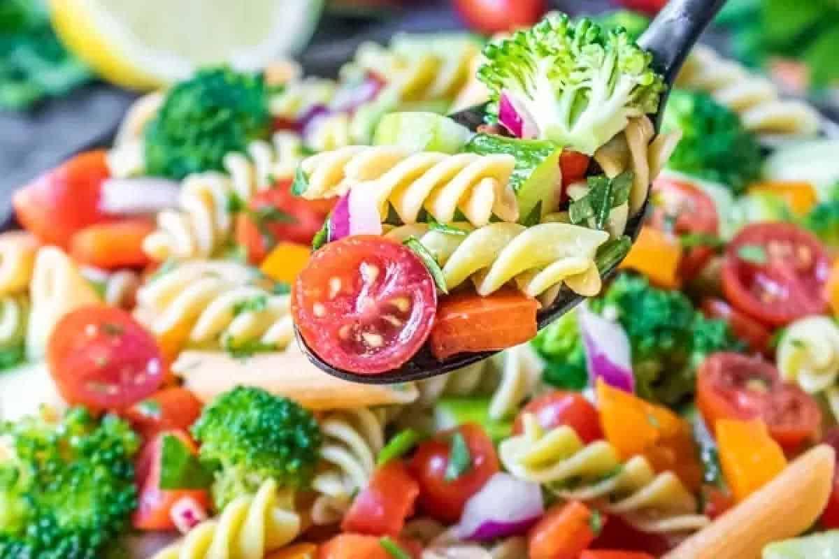 10 Nudelsalat-Rezepte: Frisch, Schnell & Lecker 10 Veganer Nudelsalat mit frischem Gemüse und glutenfreien Nudeln.