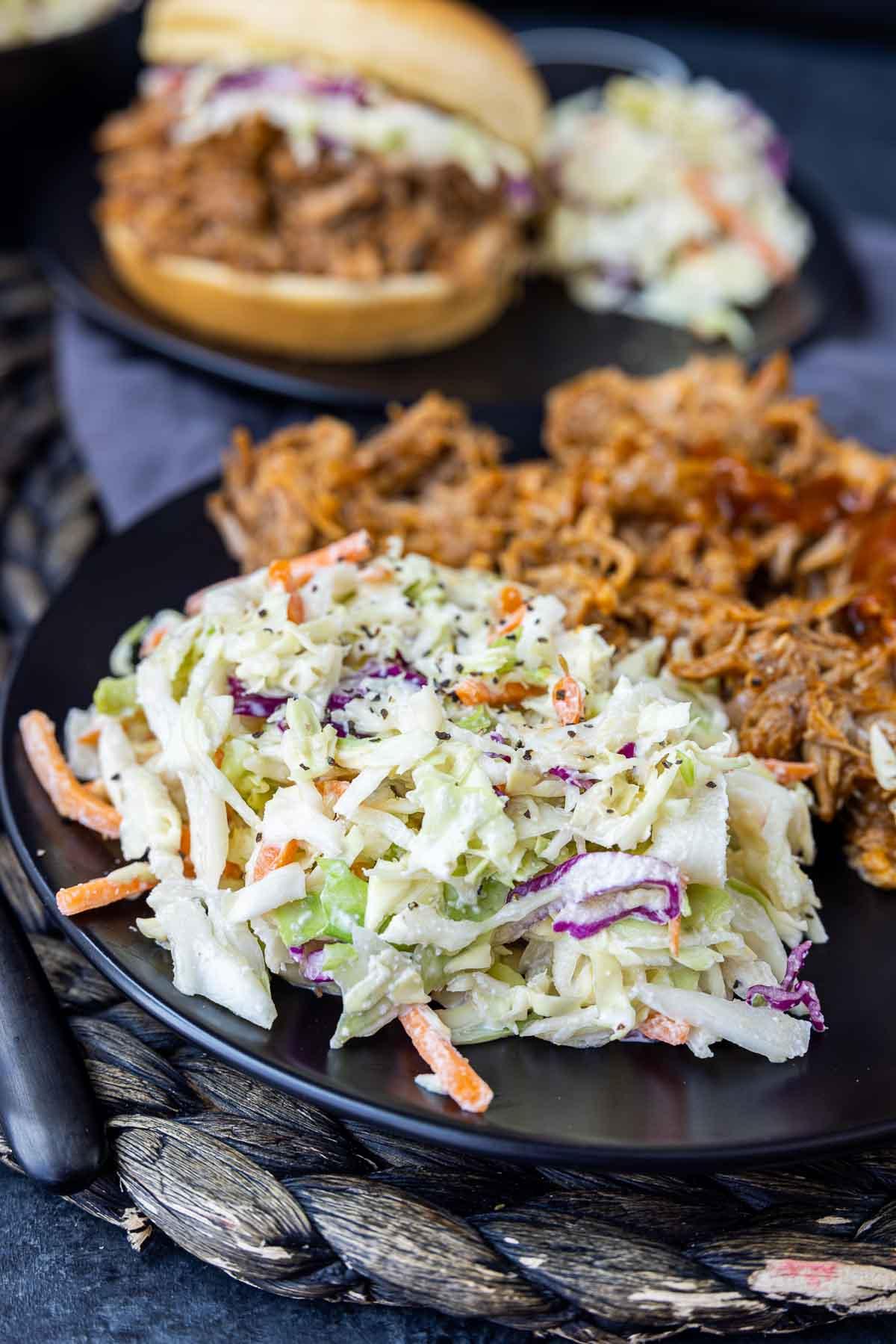 **Schnellkochtopf Pulled Pork** 10 Südlicher Krautsalat auf einem schwarzen Teller
