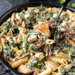 Cremige Florentiner Hähnchen-Pasta 10 Ein Teller cremiger Hähnchen Florentiner Auflauf.