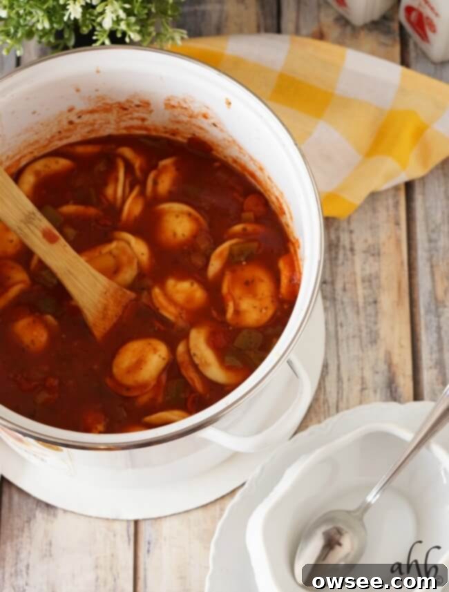 Your favorite pizza flavors and toppings are all together in this hearty and cheesy pepperoni pizza soup! Recipe on www.accidentalhappybaker.com @AHBamy