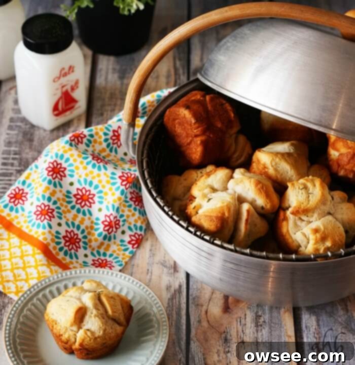 Effortless Garlic Sharing Rolls 2 Close-up of golden brown, easy pull apart garlic rolls, showing the soft, buttery interior and crisp exterior. Perfect for a quick side dish.